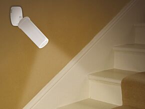 Lampka reflektorek LED z czujnikiem ruchu i zmierzchowym 3xAA Lampka reflektorek LED z czujnikiem ruchu i zmierzchowym 3xAA