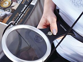 Lupa podświetlana 100mm/22mm powiększenie x2/x6 Lupa podświetlana 100mm/22mm powiększenie x2/x6